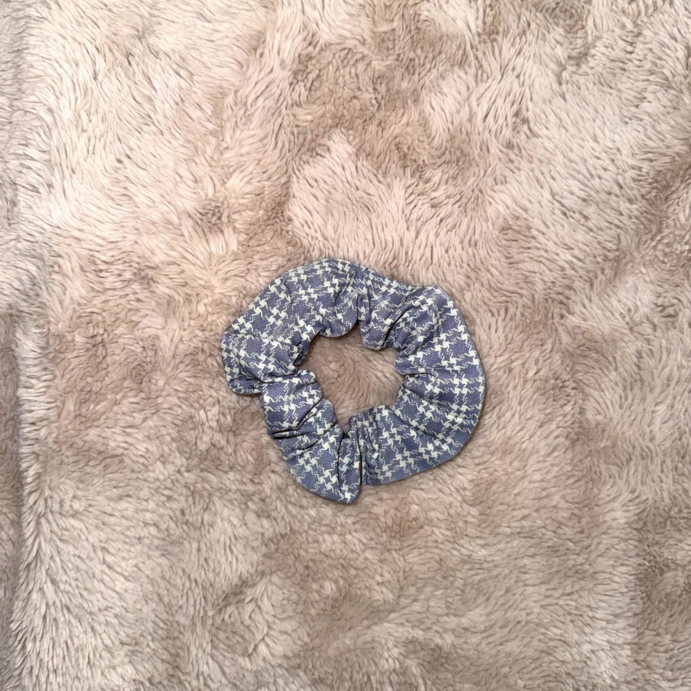 Brandy Melville Scrunchie in Blue and White